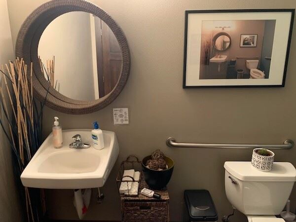 Прикольный дизайн и идеи для ванной комнаты, которые делают посещение этого места намного веселее (20 фото)
