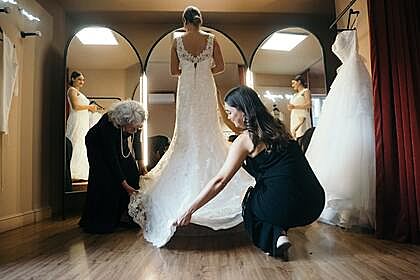 Жених выгнал мать со свадьбы из-за платья невесты